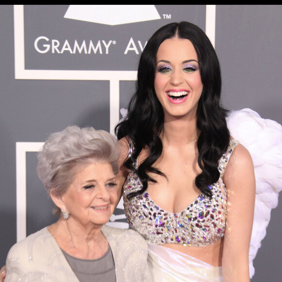 Katy Perry et sa grand-mère aux Grammy Awards, le 13 février 2011 à Los Angeles.