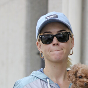 Exclusif - Katy Perry se promène avec son petit chien Nugget dans les rues de Santa Monica, Los Angeles, le 9 août 2019. Elle porte un legging, un k-way, une casquette avec l'inscription "Nugget" (le prénom de son chien), des lunettes de soleil et un sac Hermès rouge.