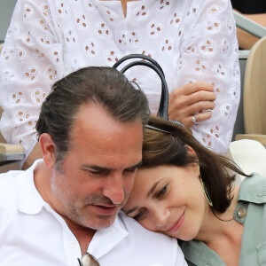 Jean Dujardin et sa femme Nathalie Péchalat - People dans les tribunes lors de la finale messieurs des internationaux de France de tennis de Roland Garros 2019 à Paris le 9 juin 2019. © Jacovides-Moreau/Bestimage