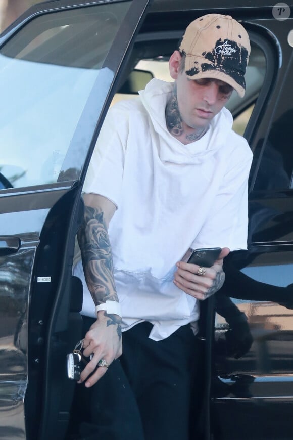 Exclusif - Aaron Carter est allé faire des courses dans une station essence à Los Angeles, le 18 novembre 2019  For germany call for price Exclusive - Aaron Carter buys a pack of cigarettes, milk, and juice at a gas station after the singer, 31, took to Instagram last Thursday to post a photo of himself lying in a hospital bed. 18th november 201918/11/2019 - Los Angeles