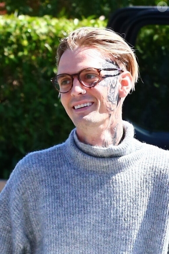 Aaron Carter s'est fait tatouer le visage de Rihanna sur le visage à Los Angeles. Le tatouage représente la couverture d’un magazine vintage où Rihanna pose avec des serpents! Le 29 septembre 2019  Aaron Carter shows off his new face tattoo while out running errands in Los Angeles. The troubled singer picked up flowers and a pumpkin from the market, then hit up Guitar Center to pick up a few musical instruments before taking his new motorcycle out for a spin. 29th september 201929/09/2019 - Los Angeles