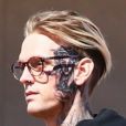 Aaron Carter s'est fait tatouer le visage de Rihanna sur le visage à Los Angeles. Le tatouage représente la couverture d’un magazine vintage où Rihanna pose avec des serpents! Le 29 septembre 2019  Aaron Carter shows off his new face tattoo while out running errands in Los Angeles. The troubled singer picked up flowers and a pumpkin from the market, then hit up Guitar Center to pick up a few musical instruments before taking his new motorcycle out for a spin. 29th september 201929/09/2019 - Los Angeles