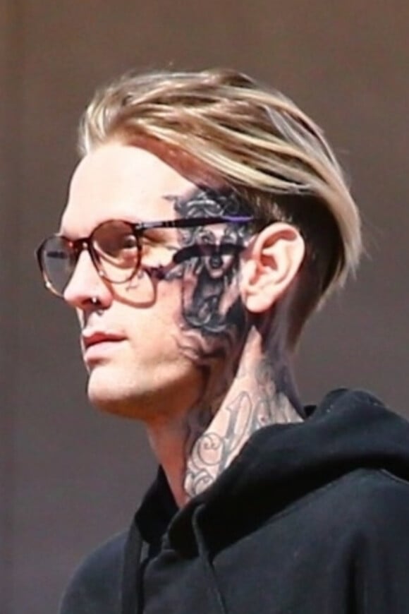 Aaron Carter s'est fait tatouer le visage de Rihanna sur le visage à Los Angeles. Le tatouage représente la couverture d’un magazine vintage où Rihanna pose avec des serpents! Le 29 septembre 2019  Aaron Carter shows off his new face tattoo while out running errands in Los Angeles. The troubled singer picked up flowers and a pumpkin from the market, then hit up Guitar Center to pick up a few musical instruments before taking his new motorcycle out for a spin. 29th september 201929/09/2019 - Los Angeles