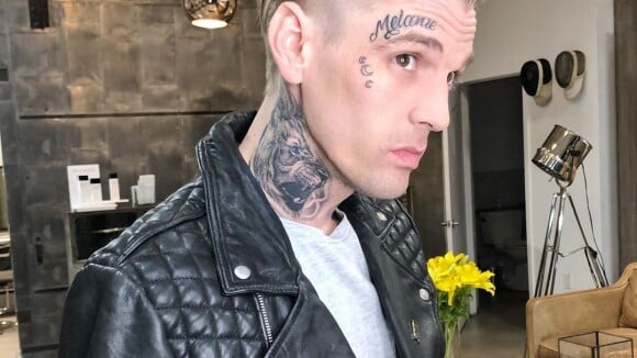 Aaron Carter tatoué au visage : le prénom de sa copine, après 2 mois de couple
