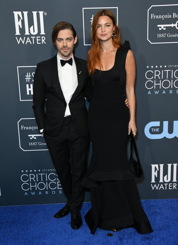 Tom Payne et sa femme Jennifer Akerkman lors de la 25ème édition de la soirée des Critics Choice Awards au Barker Hangar à Santa Monica, Los Angeles, Californie, Etats-Unis, le 12 janvier 2020.