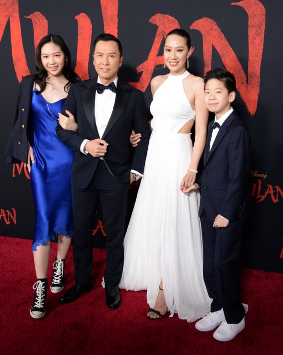 Donnie Yen avec sa femme Cissy Wang et ses enfants Jasmine et James assistent à l'avant-première de Mulan au théâtre El Capitan, à Hollywood. Los Angeles, le 9 mars 2020.