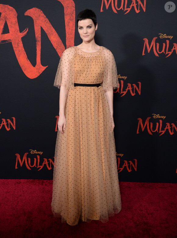 Jaimie Alexander assiste à l'avant-première de Mulan au théâtre El Capitan, à Hollywood. Los Angeles, le 9 mars 2020.