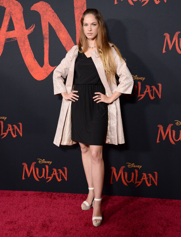 Alexis Knapp assiste à l'avant-première de Mulan au théâtre El Capitan, à Hollywood. Los Angeles, le 9 mars 2020.