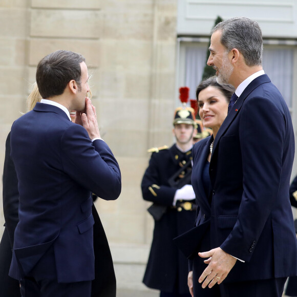 Le président Emmanuel Macron, coronavirus oblige, adresse des baisers virtuels à la reine Letizia d'Espagne. Emmanuel et Brigitte Macron ont reçu le roi Felipe VI d'Espagne et la reine Letizia à déjeuner au palais de l'Elysée, à Paris, le 11 mars 2020, avant la cérémonie de la Journée nationale d'hommage aux victimes du terrorisme organisée au Trocadéro. © Dominique Jacovides / Bestimage