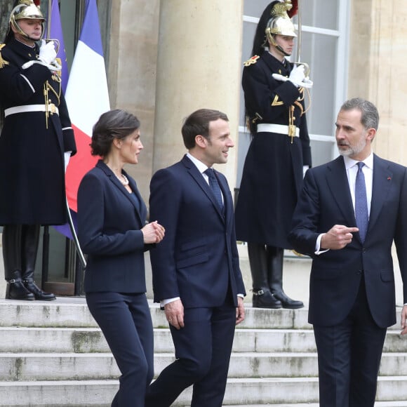 Le roi Felipe VI d'Espagne et la reine Letizia on pris la pose avec le président Emmanuel Macron et la première dame Brigitte Macron après leur déjeuner au palais de l'Elysée, à Paris, le 11 mars 2020, avant la cérémonie de la Journée nationale d'hommage aux victimes du terrorisme organisée au Trocadéro. © Dominique Jacovides / Bestimage