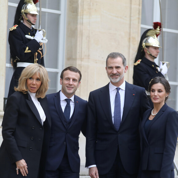 Le roi Felipe VI d'Espagne et la reine Letizia on pris la pose avec le président Emmanuel Macron et la première dame Brigitte Macron après leur déjeuner au palais de l'Elysée, à Paris, le 11 mars 2020, avant la cérémonie de la Journée nationale d'hommage aux victimes du terrorisme organisée au Trocadéro. © Dominique Jacovides / Bestimage