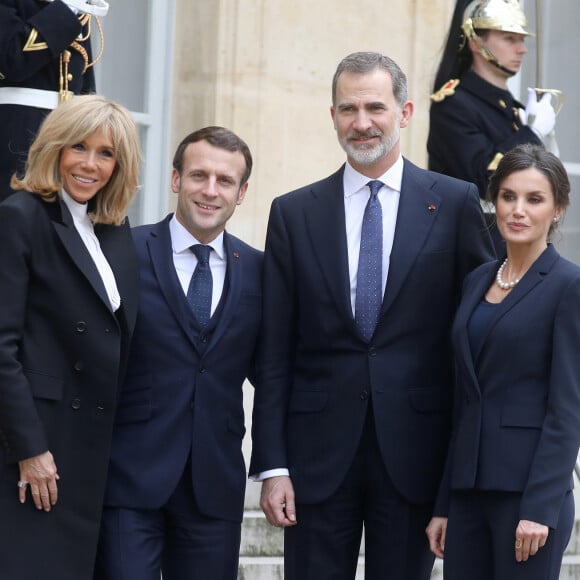 Le roi Felipe VI d'Espagne et la reine Letizia on pris la pose avec le président Emmanuel Macron et la première dame Brigitte Macron après leur déjeuner au palais de l'Elysée, à Paris, le 11 mars 2020, avant la cérémonie de la Journée nationale d'hommage aux victimes du terrorisme organisée au Trocadéro. © Dominique Jacovides / Bestimage