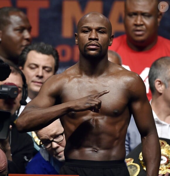 Floyd Mayweather lors de la pesée à la MGM Grand Garden Arena de Las Vegas le 1er mai 2015 avant "le combat du siècle"