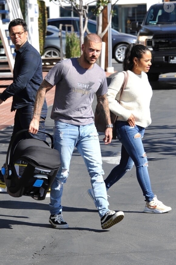 Matt Pokora et sa compagne Christina Milian se baladent avec leur fils Isaiah dans le quartier de West Hollywood à Los Angeles. La petite famille est allée déjeuner chez Fred Segal. Le 11 février 2020.