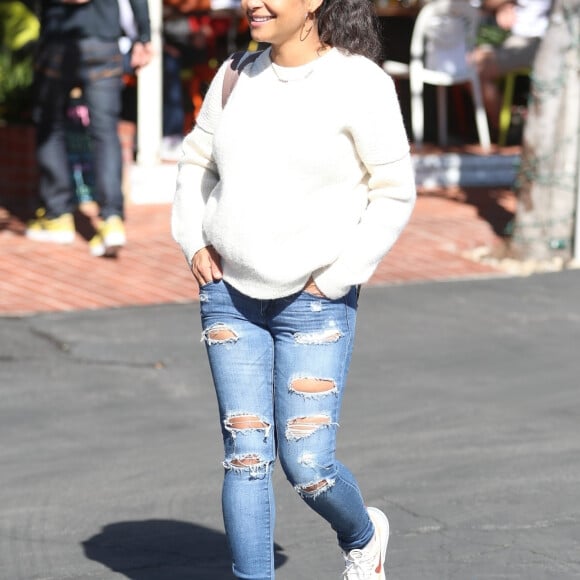 Matt Pokora et sa compagne Christina Milian se baladent avec leur fils Isaiah dans le quartier de West Hollywood à Los Angeles. La petite famille est allée déjeuner chez Fred Segal. Le 11 février 2020.