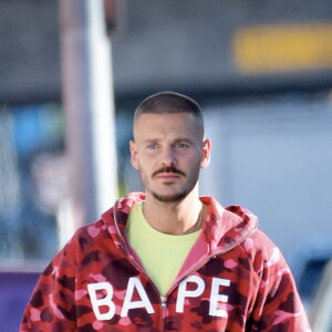 Matt Pokora (M. Pokora) se promène dans les rues de Los Angeles le 3 février 2020.