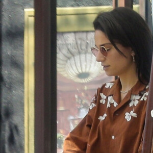 Kendall Jenner est allée déjeuner avec des amis au restaurant Croft Alley dans le quartier de West Hollywood à Los Angeles. Elle porte un jean taille haute blanc, un sac Louis Vuitton et un crop top sans soutien gorge. Le 11 mars 2020.