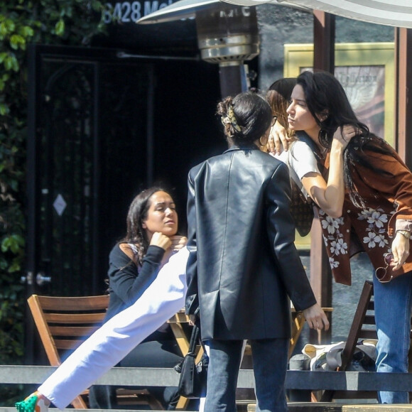 Kendall Jenner est allée déjeuner avec des amis au restaurant Croft Alley dans le quartier de West Hollywood à Los Angeles. Elle porte un jean taille haute blanc, un sac Louis Vuitton et un crop top sans soutien gorge. Le 11 mars 2020.