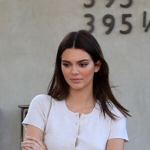 Exclusif - Kendall Jenner est allée rendre visite à des amis dans le quartier de West Hollywood à Los Angeles, le 11 mars 2020.
