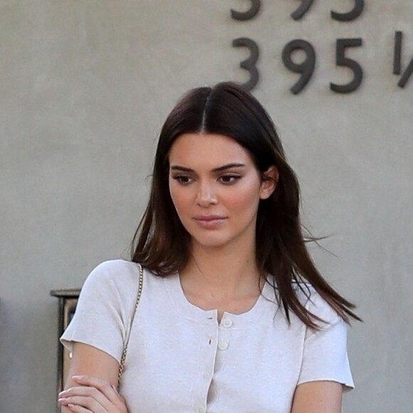 Exclusif - Kendall Jenner est allée rendre visite à des amis dans le quartier de West Hollywood à Los Angeles, le 11 mars 2020.