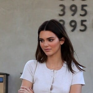 Exclusif - Kendall Jenner est allée rendre visite à des amis dans le quartier de West Hollywood à Los Angeles, le 11 mars 2020.