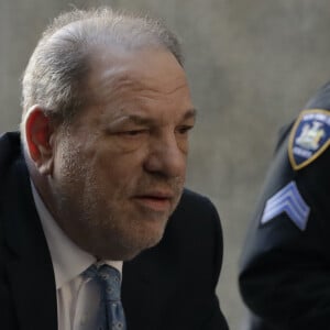 Le producteur Harvey Weinstein arrive à la Cour suprême de l'État de New York pour son procès pour agression sexuelle à New York City, New York, États-Unis, le 24 février 2020.