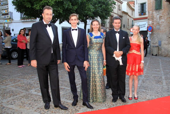 L'archiduc Karl de Habsbourg-Lorraine, son fils Ferdinand, l'archiduc Georg de Habsbourg-Lorraine, sa femme l'archiduchesse Eilika de Habsbourg et leur fille à Séville, le 13 juin 2015.