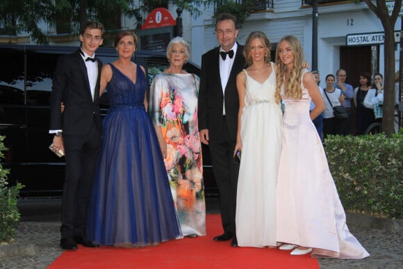 L'archiduchesse Francesca et son mari l'archiduc Karl de Habsbourg présentent avec Fionna Campbell, la baronne de Thyssen, leurs enfants Eleonore (21 ans), Ferdinand (18 ans) et Gloria (15 ans) lors d'une cérémonie à Séville, le 13 juin 2015.