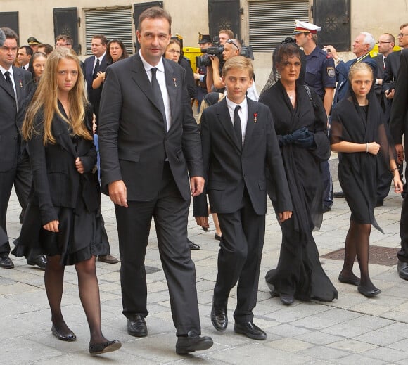 Karl von Habsburg, chef de la maison de Habsbourg-Lorraine, sa femme Francesca et leurs enfants Eleonore, Ferdinand et Gloria en 2011 aux funérailles d'Otto de Habsbourg-Lorraine.
