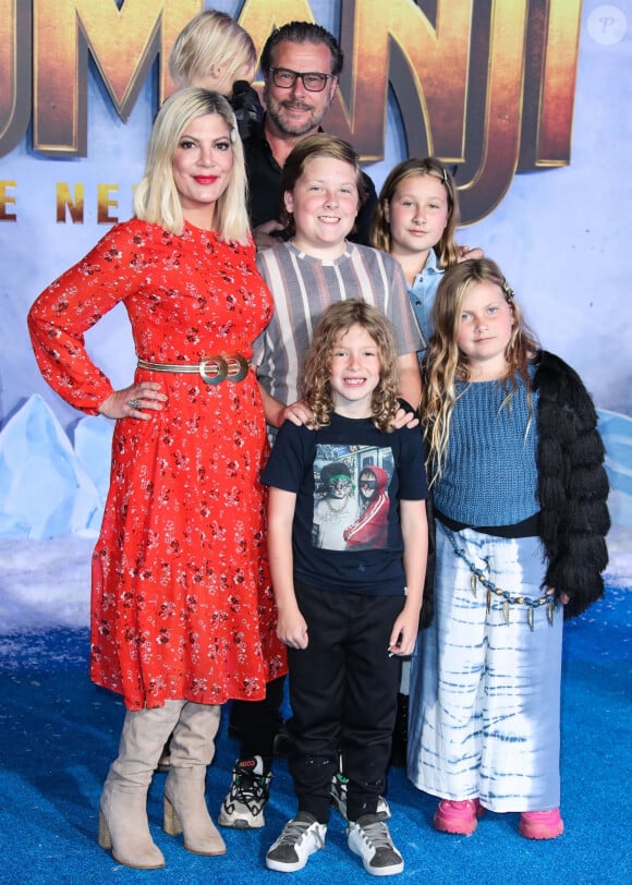 Tori Spelling, son mari Dean McDermott et leurs enfants Finn, Jack, Stella, Liam, Hattie et Beau - People à la première de 'Jumanji: The Next Level' au théâtre Chinese dans le quartier d'Hollywood à Los Angeles, le 9 décembre 2019.