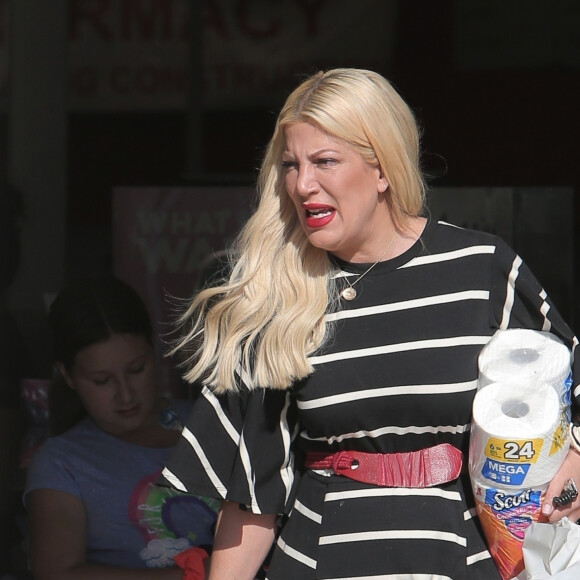 Exclusif - Tori Spelling est allée faire des courses avec ses enfants à Calabasas, le 22 août 2019.