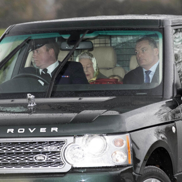 La reine Elizabeth II arrive au château de Windsor le 14 mars 2020, ayant quitté le palais de Buckingham et Londres par précaution face à l'accélération de la propagation du coronavirus.