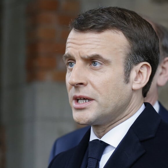 Le président de la république Emmanuel Macron et la Première Dame Brigitte Macron votent à la mairie du Touquet pour le premier tour des élections municipales le 15 mars 2020. © Pascal Rossignol / Pool / Bestimage