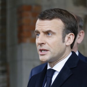 Le président de la république Emmanuel Macron et la Première Dame Brigitte Macron votent à la mairie du Touquet pour le premier tour des élections municipales le 15 mars 2020. © Pascal Rossignol / Pool / Bestimage