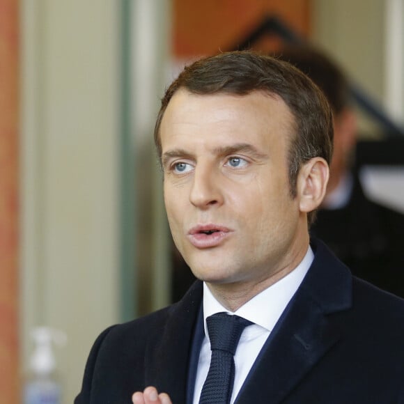 Le président de la république Emmanuel Macron et la Première Dame Brigitte Macron votent à la mairie du Touquet pour le premier tour des élections municipales le 15 mars 2020. © Pascal Rossignol / Pool / Bestimage