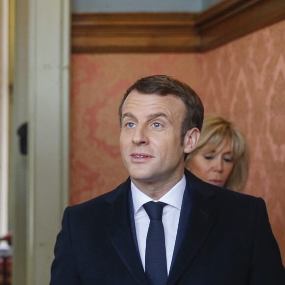 Le président de la république Emmanuel Macron et la Première Dame Brigitte Macron votent à la mairie du Touquet pour le premier tour des élections municipales le 15 mars 2020. © Pascal Rossignol / Pool / Bestimage