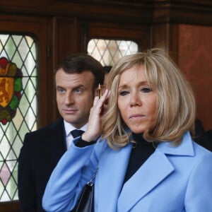 Le président de la république Emmanuel Macron et la Première Dame Brigitte Macron votent à la mairie du Touquet pour le premier tour des élections municipales le 15 mars 2020. © Pascal Rossignol / Pool / Bestimage