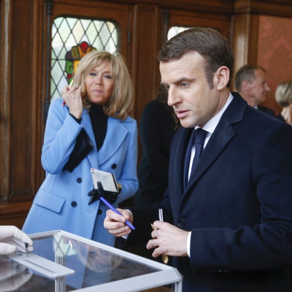 Le président de la république Emmanuel Macron et la Première Dame Brigitte Macron votent à la mairie du Touquet pour le premier tour des élections municipales le 15 mars 2020. © Pascal Rossignol / Pool / Bestimage