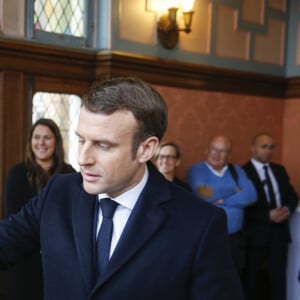 Le président de la république Emmanuel Macron et la Première Dame Brigitte Macron votent à la mairie du Touquet pour le premier tour des élections municipales le 15 mars 2020. © Pascal Rossignol / Pool / Bestimage