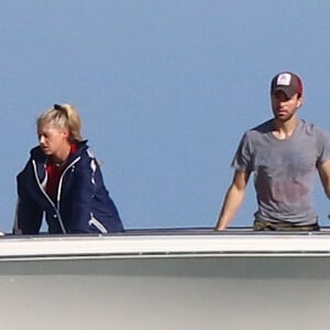 Exclusif - Enrique Iglesias et sa compagne Anna Kournikova (enceinte de leur 3ème enfant) sur un yacht à Miami. Le 26 janvier 2020