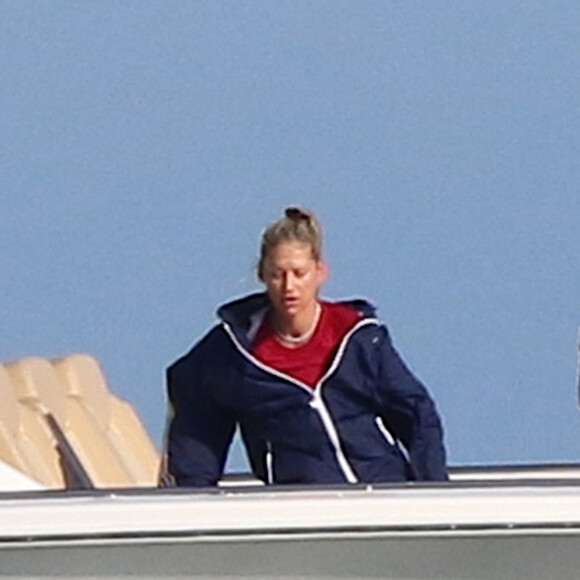 Exclusif - Enrique Iglesias et sa compagne Anna Kournikova (enceinte de leur 3ème enfant) sur un yacht à Miami. Le 26 janvier 2020