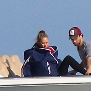 Exclusif - Enrique Iglesias et sa compagne Anna Kournikova (enceinte de leur 3ème enfant) sur un yacht à Miami. Le 26 janvier 2020