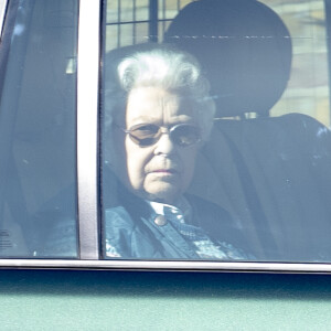 La reine Elisabeth II d'Angleterre quitte le château de Windsor en voiture après un déjeuner pour se rendre au palais de Buckingham le 16 mars 2020.