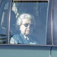 La reine Elisabeth II d'Angleterre quitte le château de Windsor en voiture après un déjeuner pour se rendre au palais de Buckingham le 16 mars 2020.