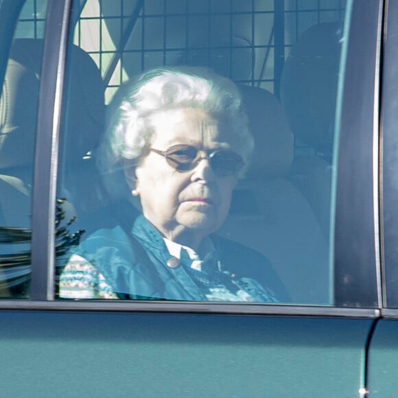 La reine Elisabeth II d'Angleterre quitte le château de Windsor en voiture après un déjeuner pour se rendre au palais de Buckingham le 16 mars 2020.