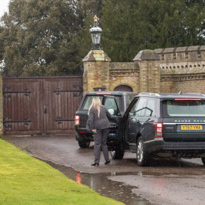 Exclusif - La reine Elisabeth II d'Angleterre arrive au château de Windsor en voiture et trouve les portes closes. Le 7 mars 2020.