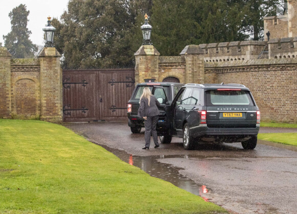 Exclusif - La reine Elisabeth II d'Angleterre arrive au château de Windsor en voiture et trouve les portes closes. Le 7 mars 2020.