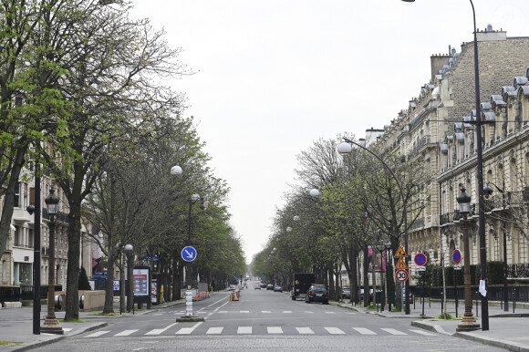 avenue Montaigne deserte - Confinement et contrôles de police à Paris le 17 mars 2020. Le 16 mars, le président de la République a placé la France en confinement avec des restrictions fortes pour la circulation des personnes. Ces mesures sont prises pour freiner la progression de l'épidémie de Coronavirus (COVID-19). Le bilan, qui évolue chaque jour est de 175 décès, 7.730 cas confirmés. © JB Autissier / Panoramic / Bestimage