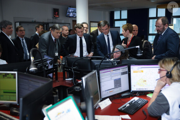 Emmanuel Macron, président de la République, Martin Hirsch, Pierre Carli, Olivier Veran, ministre de la santé - Covid-19 (épidémie de coronavirus) - Visite du centre d'appels du Samu de l'hôpital parisien Necker-Enfants malades. Paris, le 10 mars 2020. © Hamilton / Pool / Bestimage