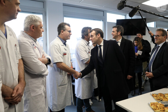 Le président de la république, Emmanuel Macron accompagné de Olivier Veran, ministre des Solidarités et de la Santé et Martin Hirsch visite l'hôpital parisien de La Pitié-Salpêtrière, où a été enregistré le premier décès d'un Français des suites du Covid-19 (coronavirus), Paris, le 27 février 2020. © Stéphane Lemouton / Bestimage